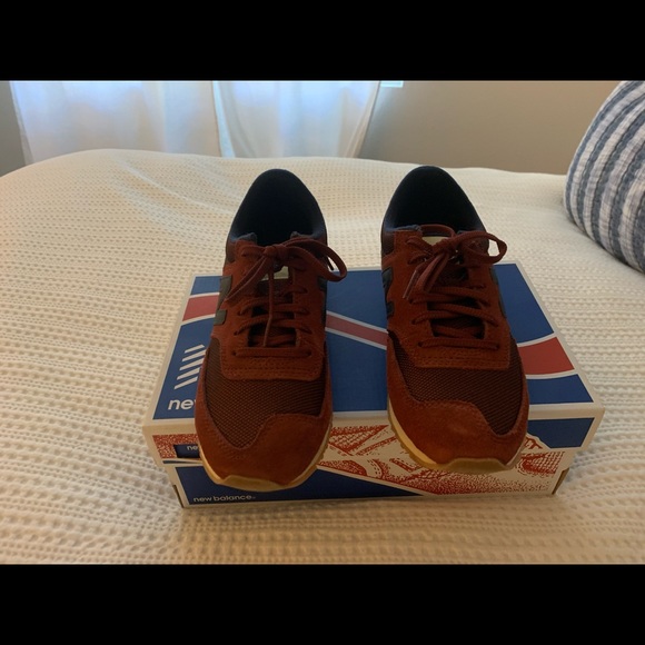 Women’s New Balance classic shoe - Picture 3 of 7